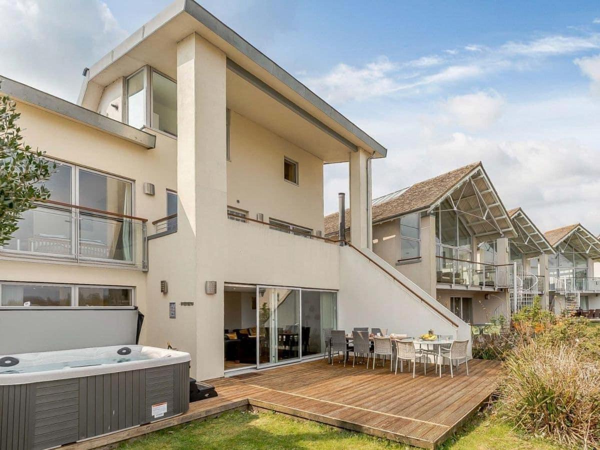 Cotswolds Lakehouse, With Hot Tub & Spa Access, Lower Mill Estate Somerford Keynes Esterno foto