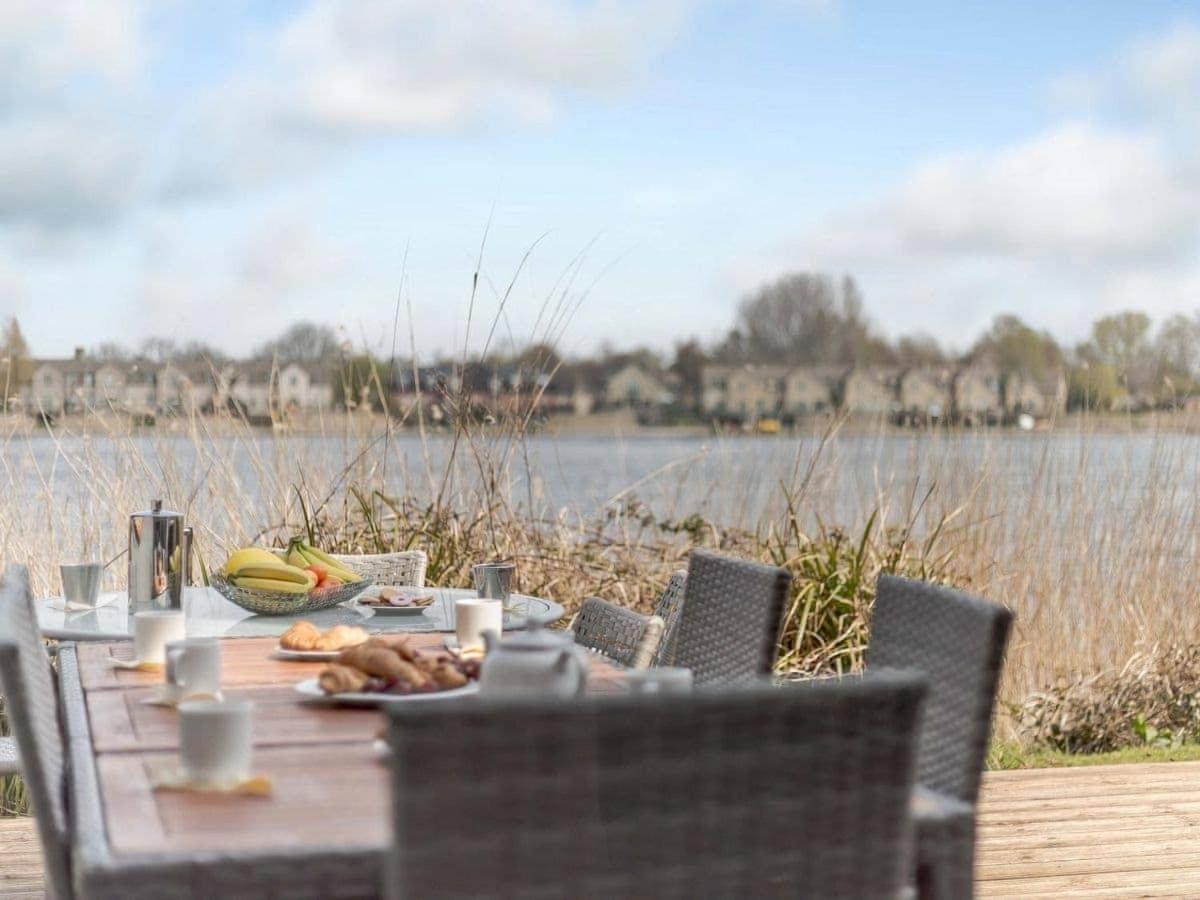 Cotswolds Lakehouse, With Hot Tub & Spa Access, Lower Mill Estate Somerford Keynes Esterno foto