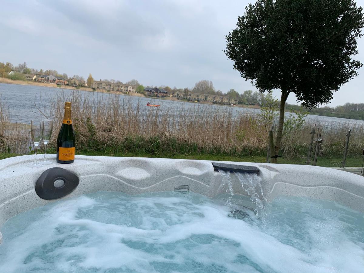 Cotswolds Lakehouse, With Hot Tub & Spa Access, Lower Mill Estate Somerford Keynes Esterno foto